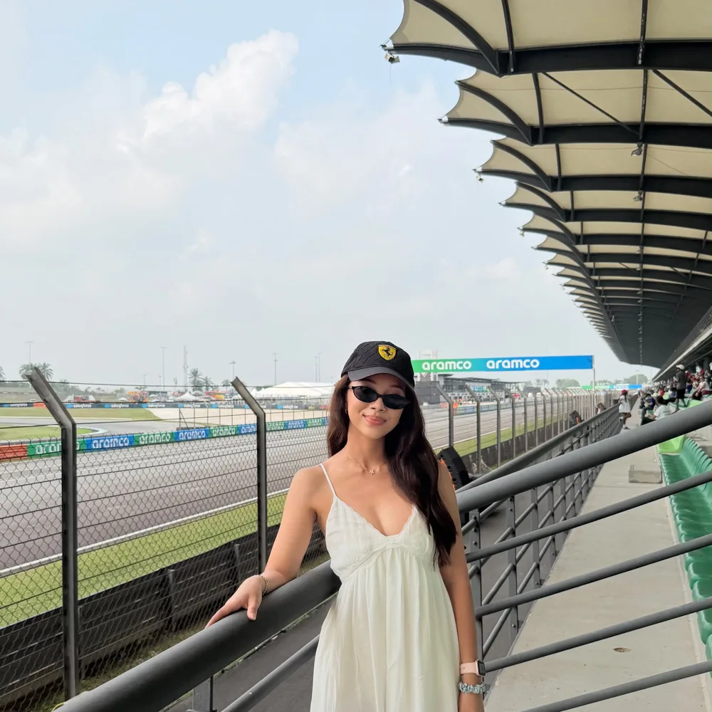Wearing Neloire trackside